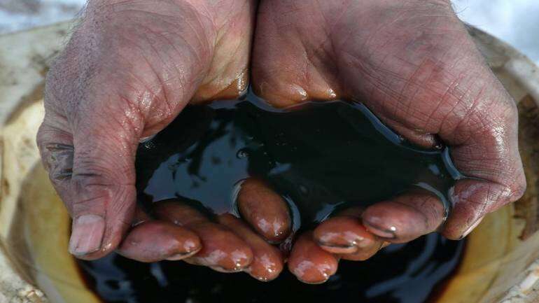 Oil bounces back as rising stockpiles seen pointing to lower output amid coronavirus